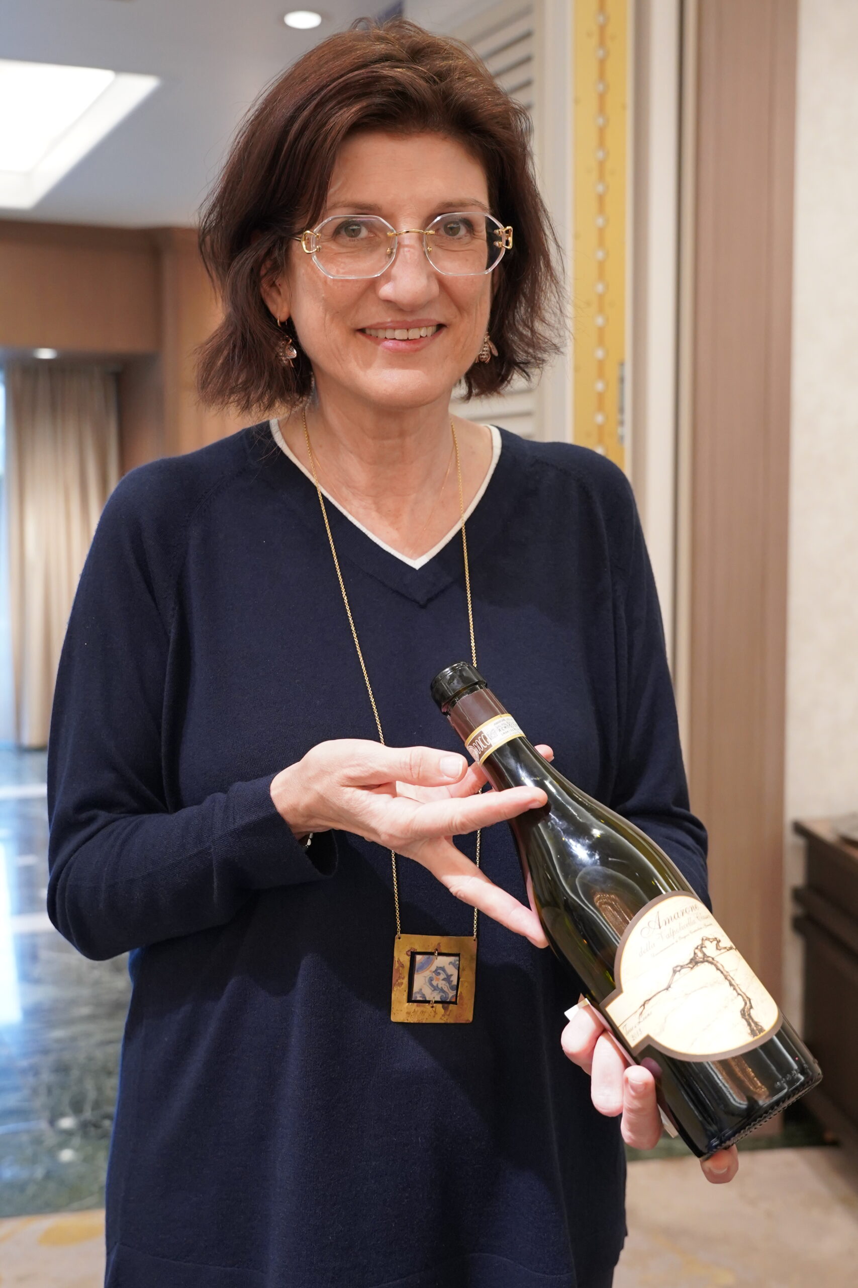 ボトルを持つキアラさん