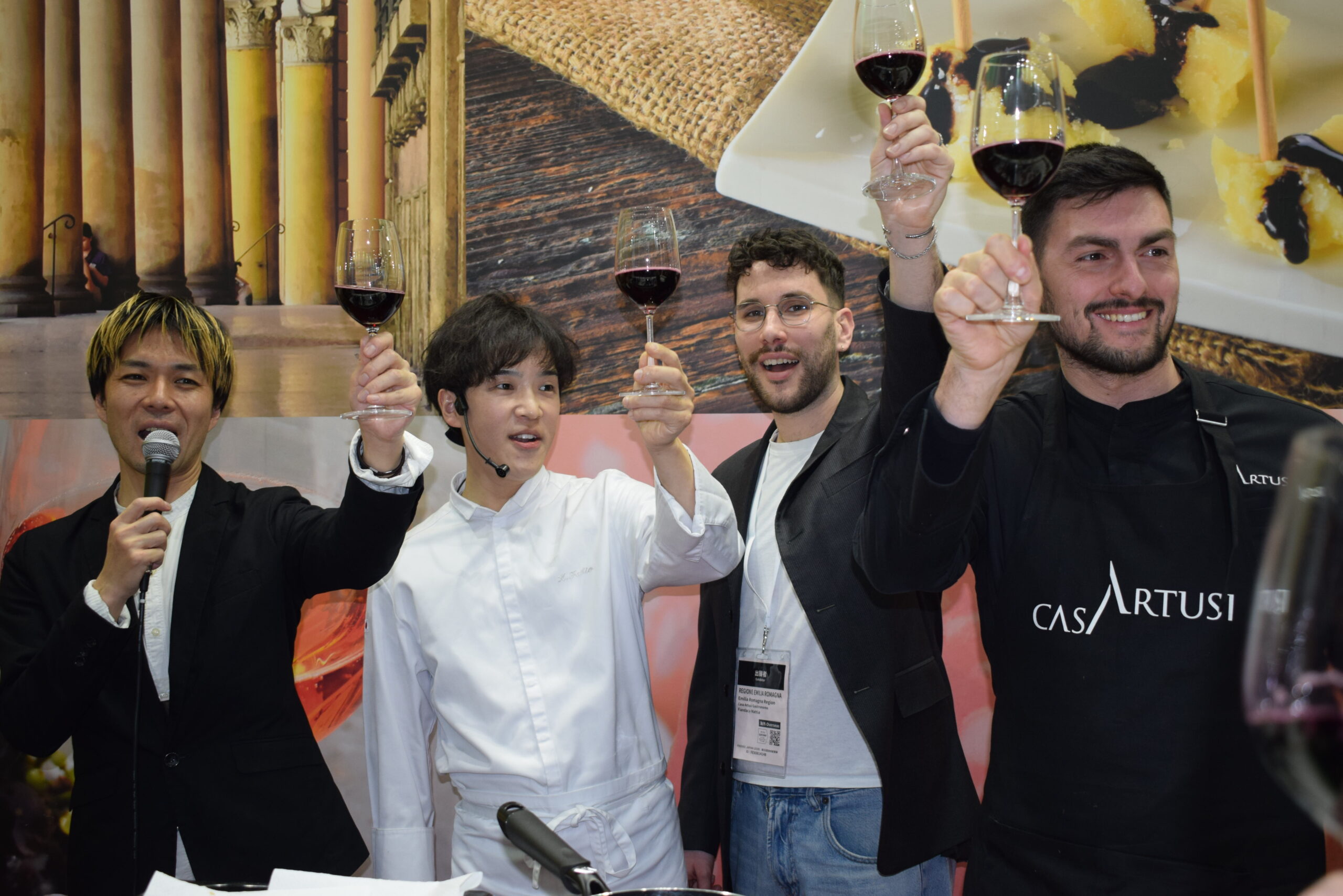 ワイングラスを手に乾杯するイベント登壇者