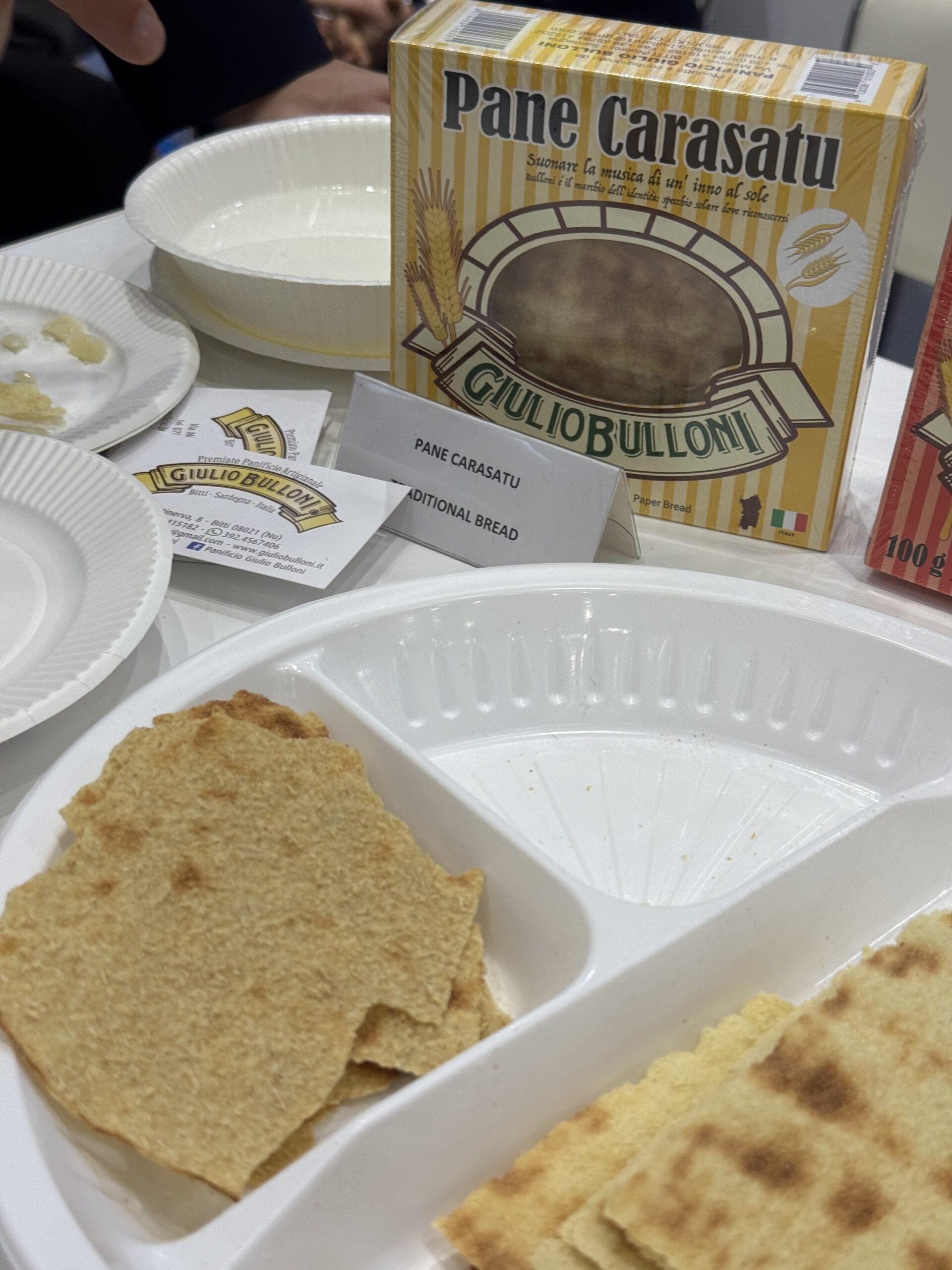 サルデーニャの伝統食「パーネ・カラザト」