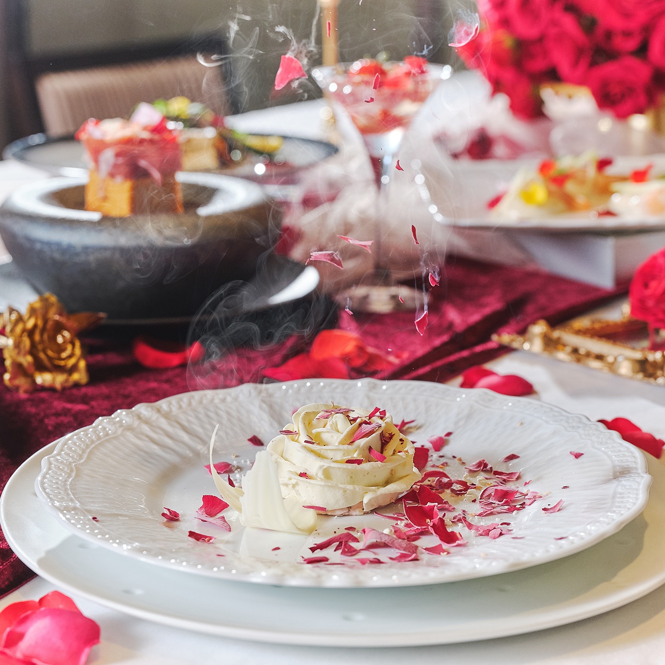 真紅の花びらが舞い降りる！香り高い薔薇を五感で味わう、幻想的な美食