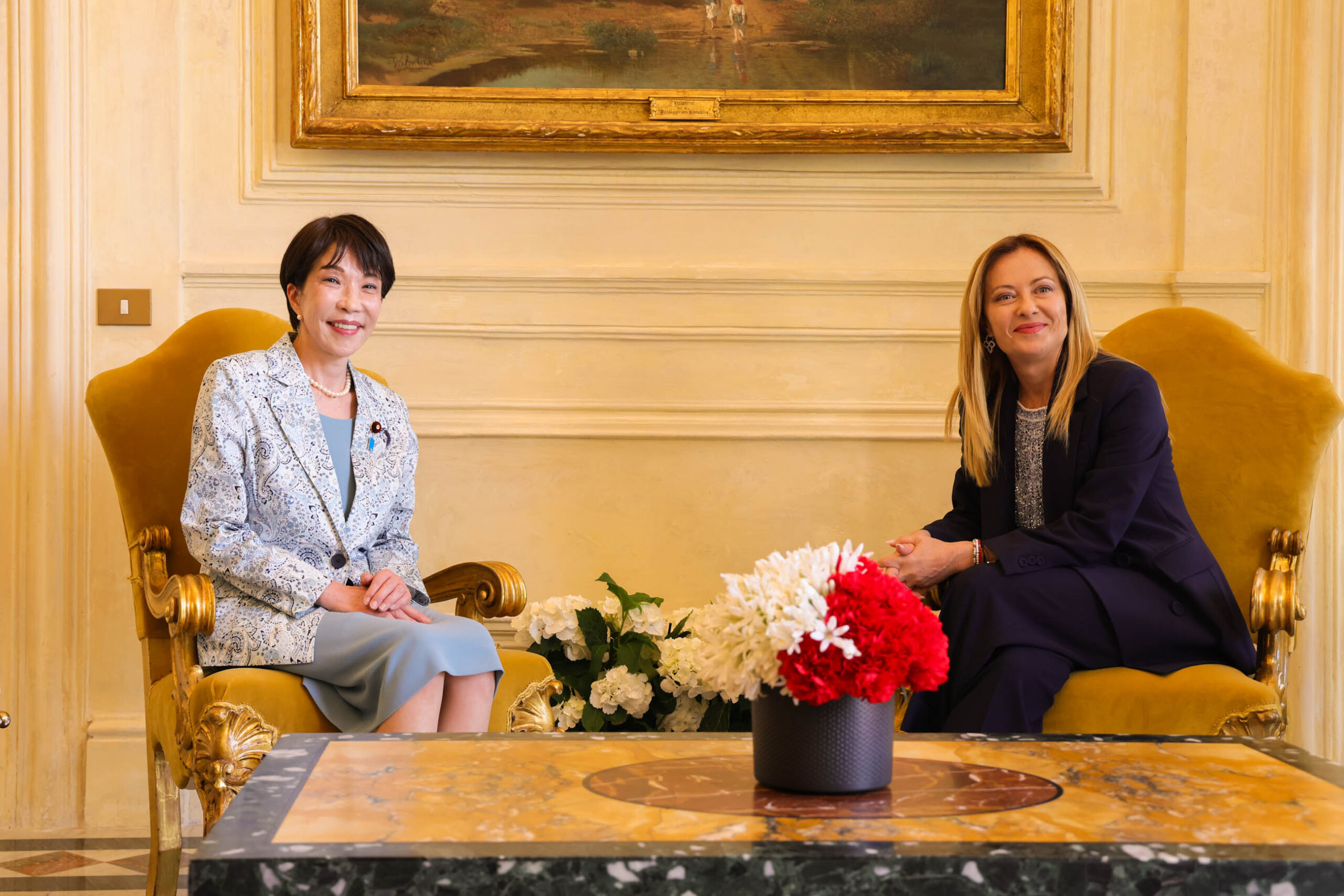日伊首脳会談での高市首相とメローニ首相