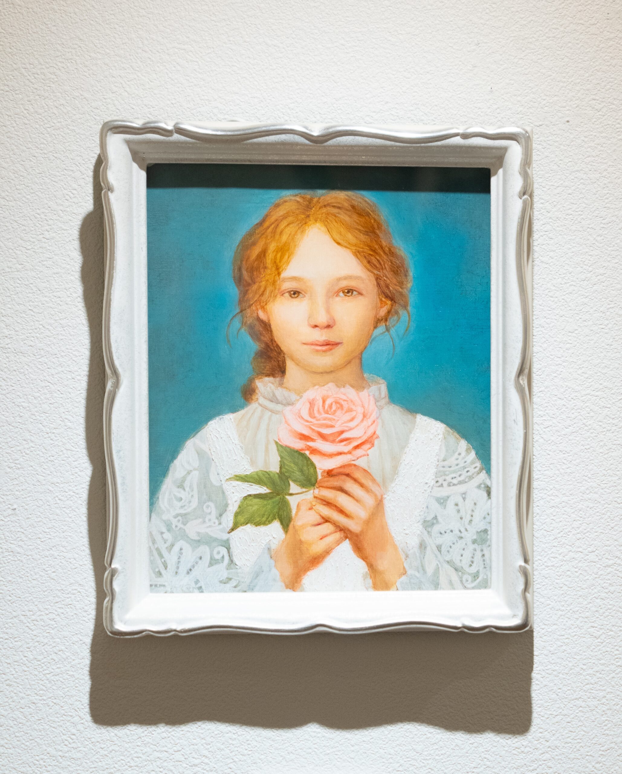 薔薇の花をもつ少女の絵画