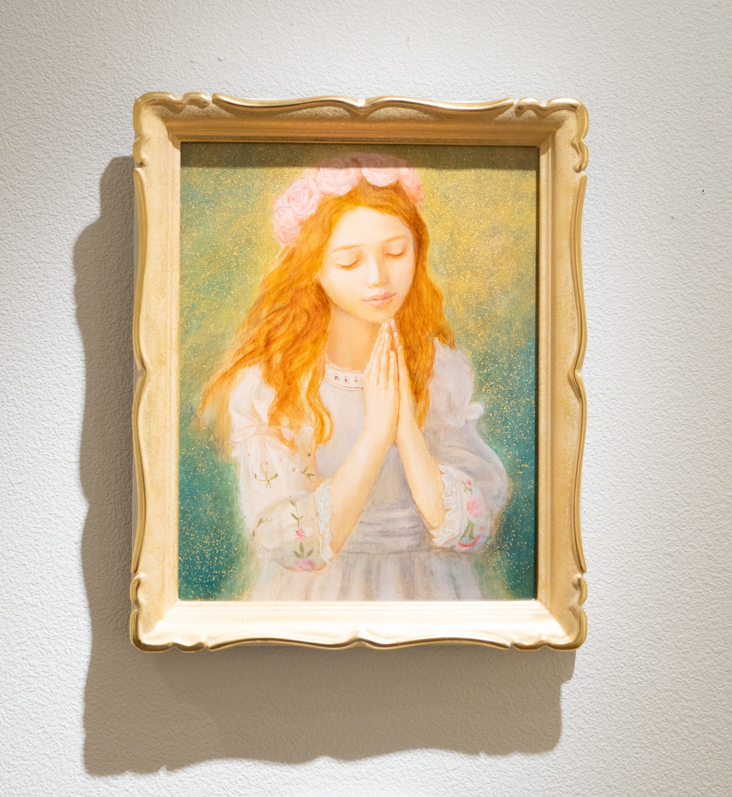 薔薇の花冠をかぶる少女の絵画