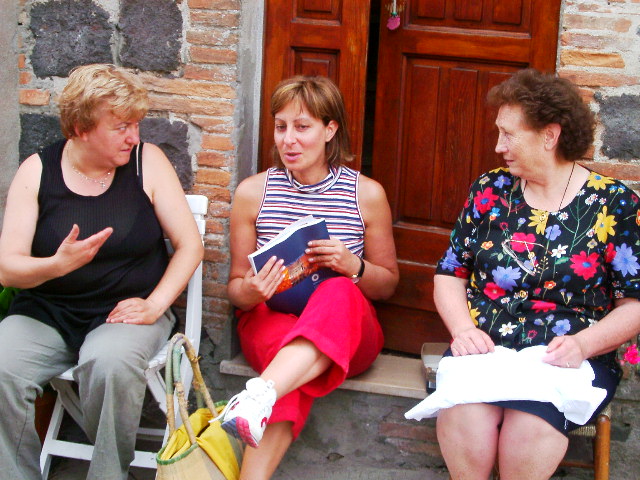 座って話す三人のイタリア人女性