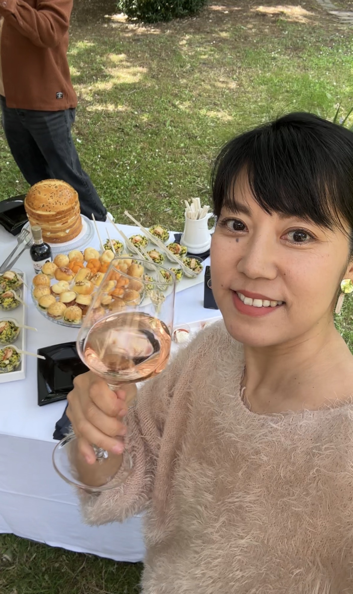 ガーデンランチを楽しむ小林真子