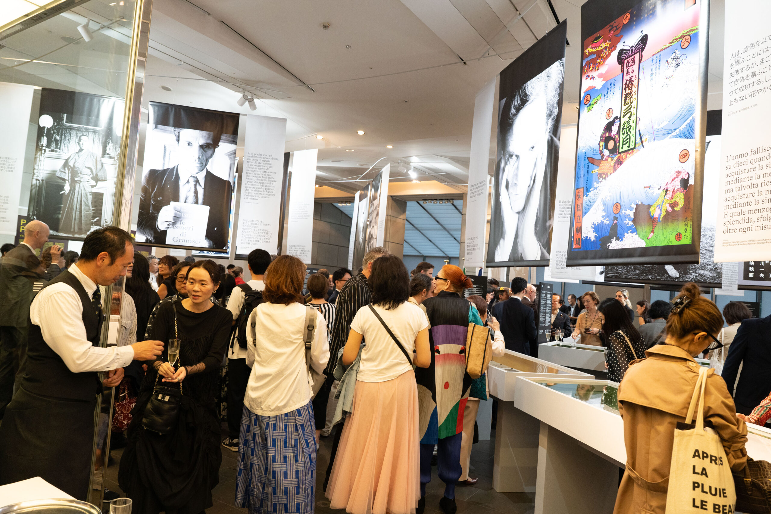 ゲストでにぎわう展覧会会場