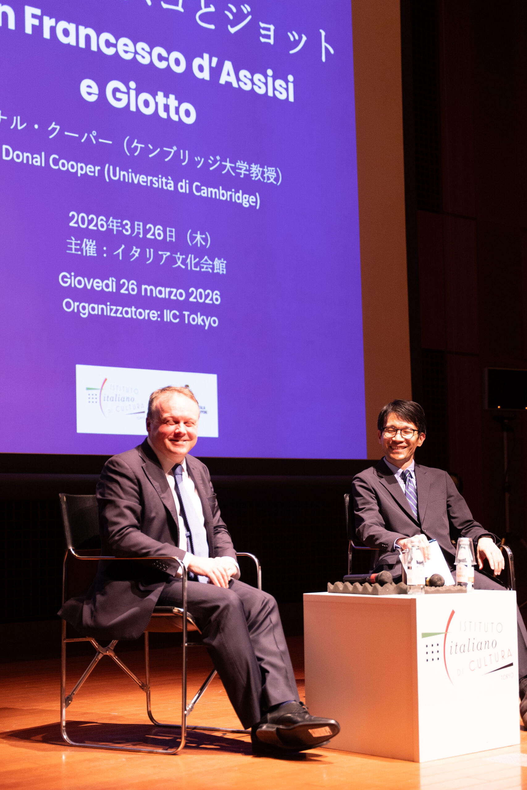 講演会を終えて笑顔のドナル・コーパー氏と伊藤拓真氏