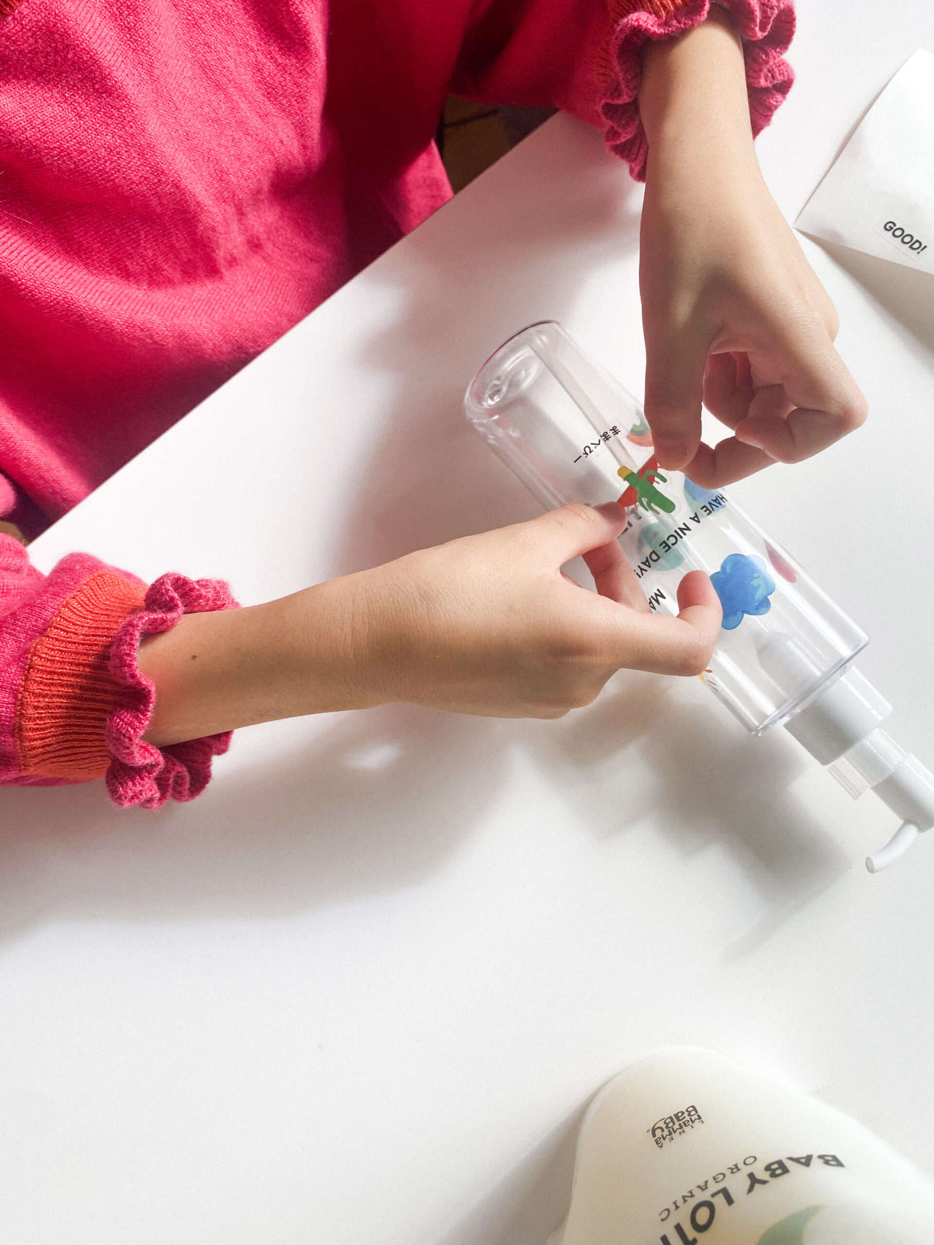 子どもがマイボトルを作る様子