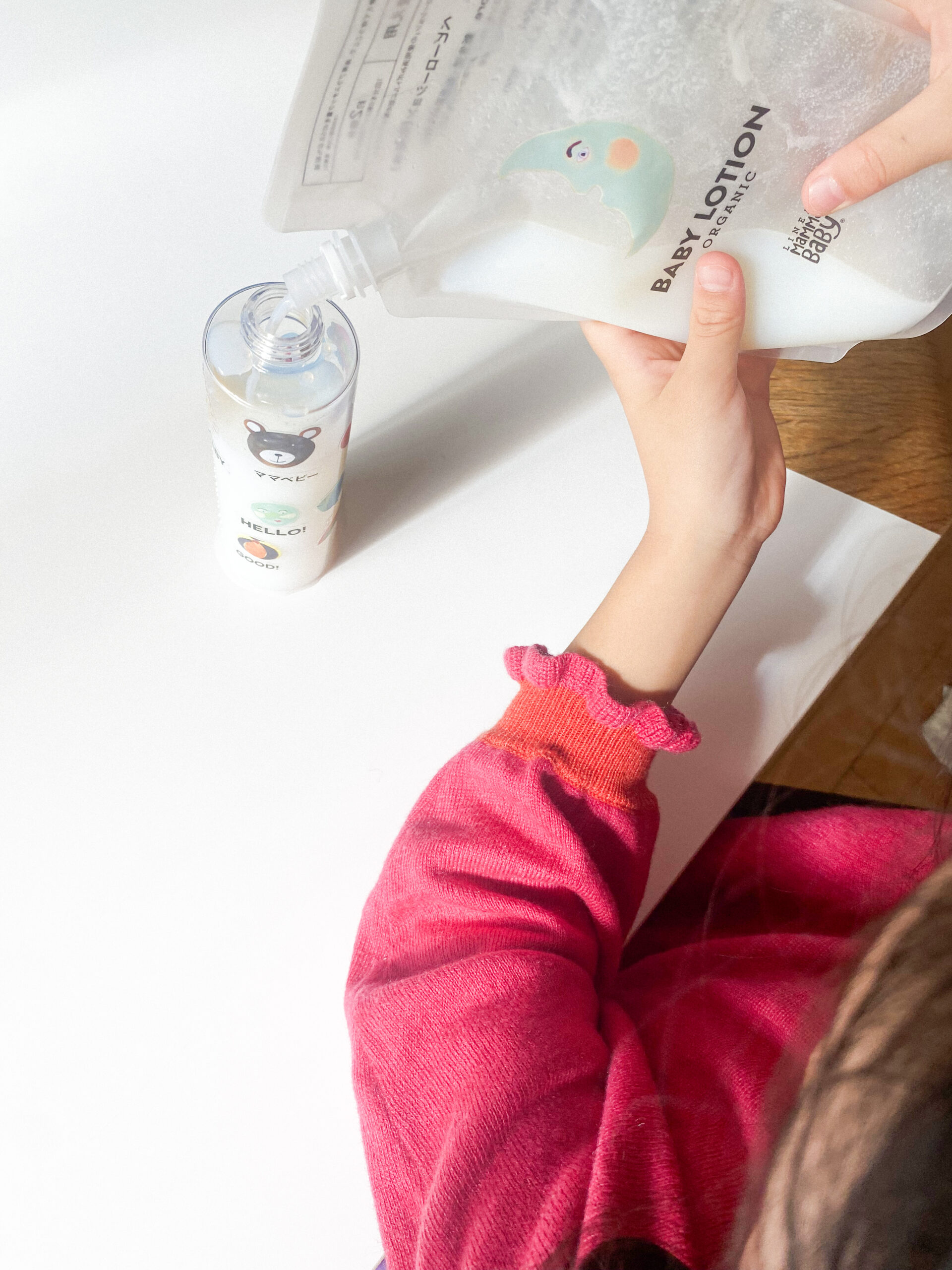 子どもがマイボトルにコスメを移す様子