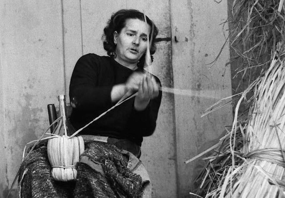 1950年代、フィアスコを編む女性。