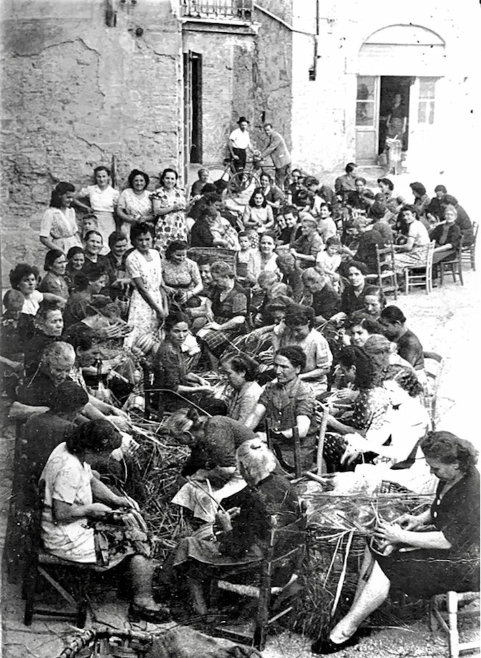 1950年代、広場で作業する女性たち。