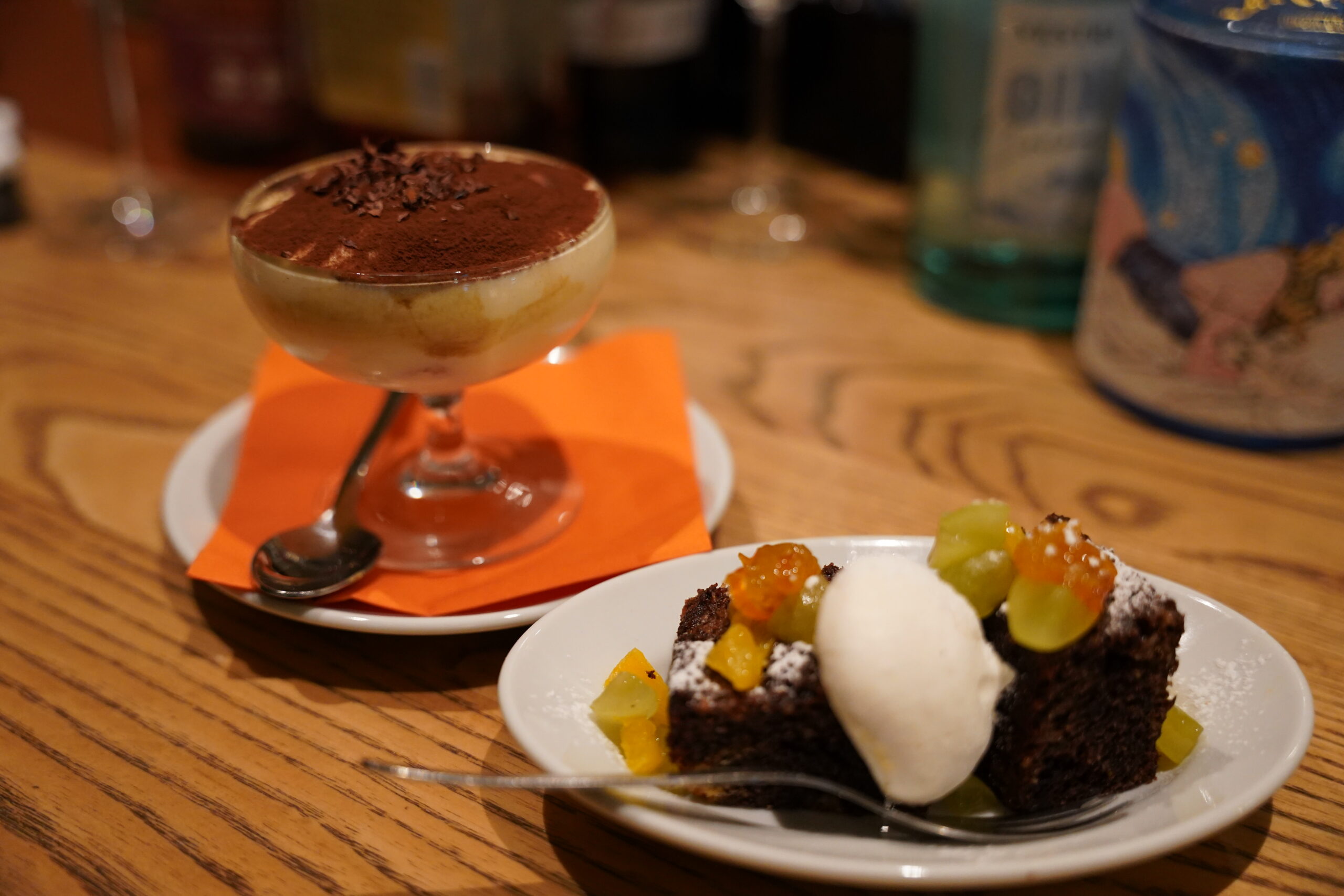 ティラミスとチョコレートケーキ