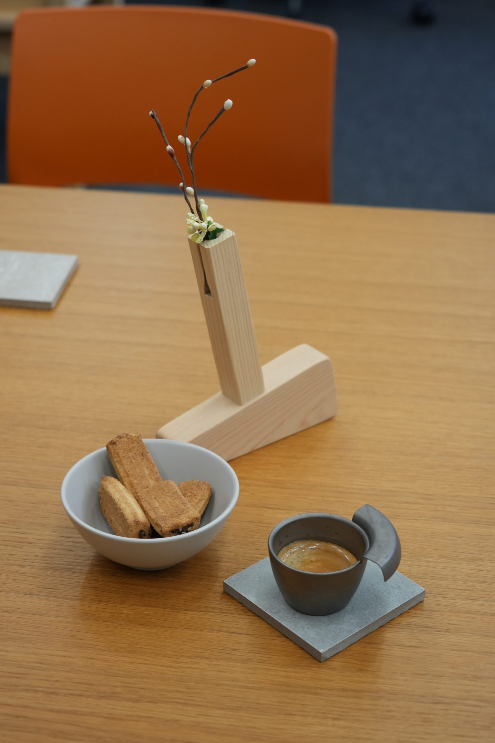 組み立て時に活躍したパーツの一輪挿しと、チタン製のエスプレッソカップ『OCIO』
