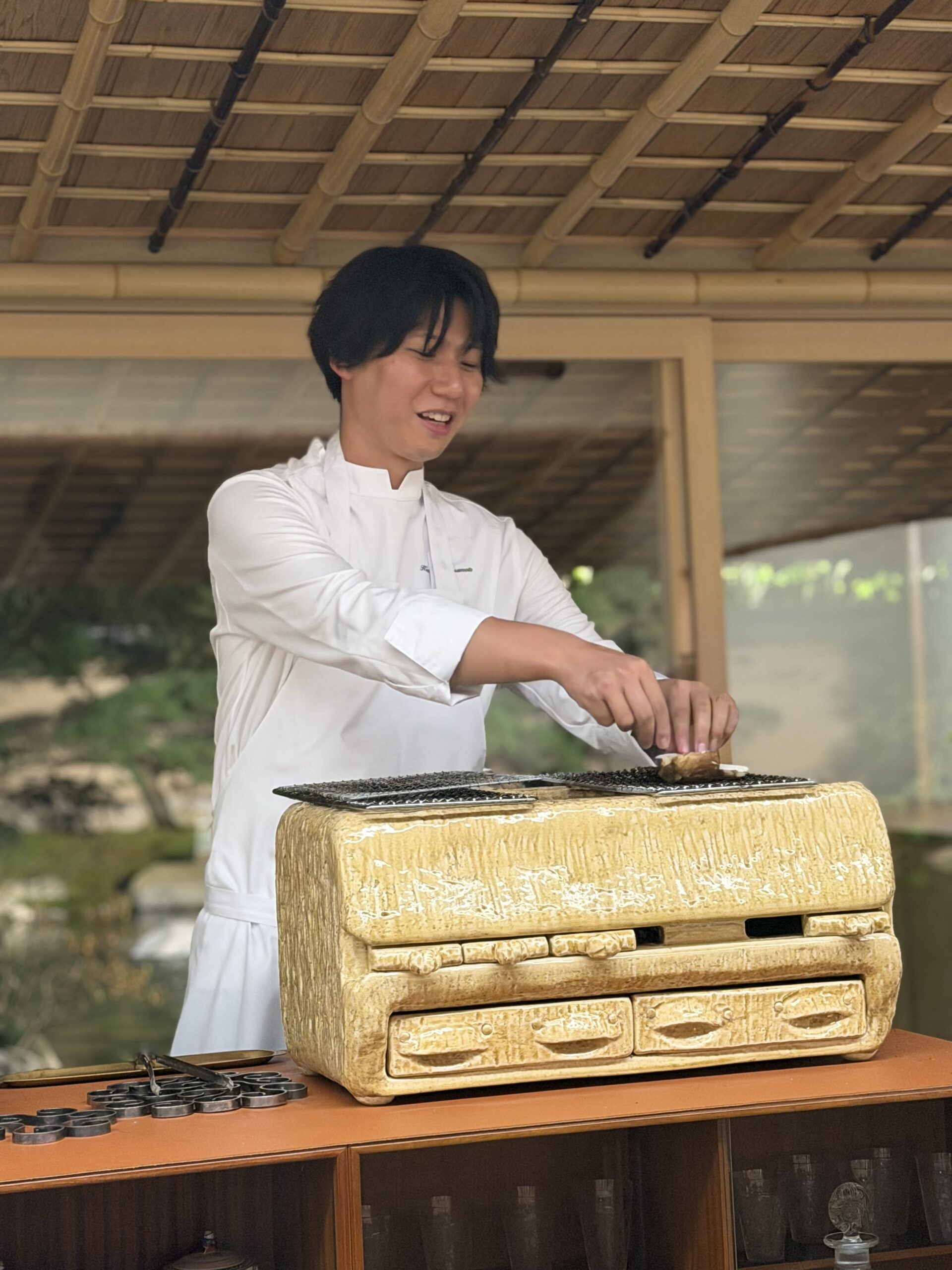 松茸を焼く浜本拓晃シェフ