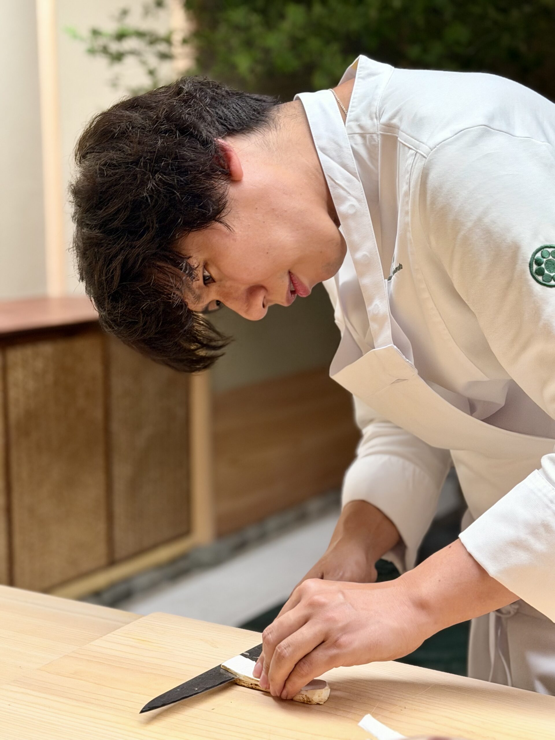 松茸を切る浜本拓晃シェフ