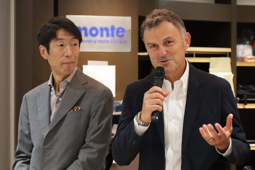 出場者たちを称えるマンチーニ社代表のマッシモ・マンチーニ氏