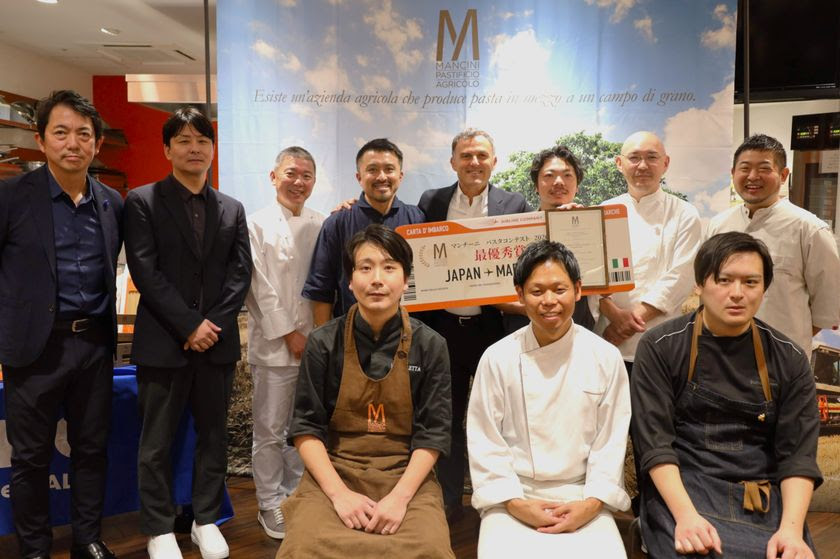 出場者と審査員全員の集合写真