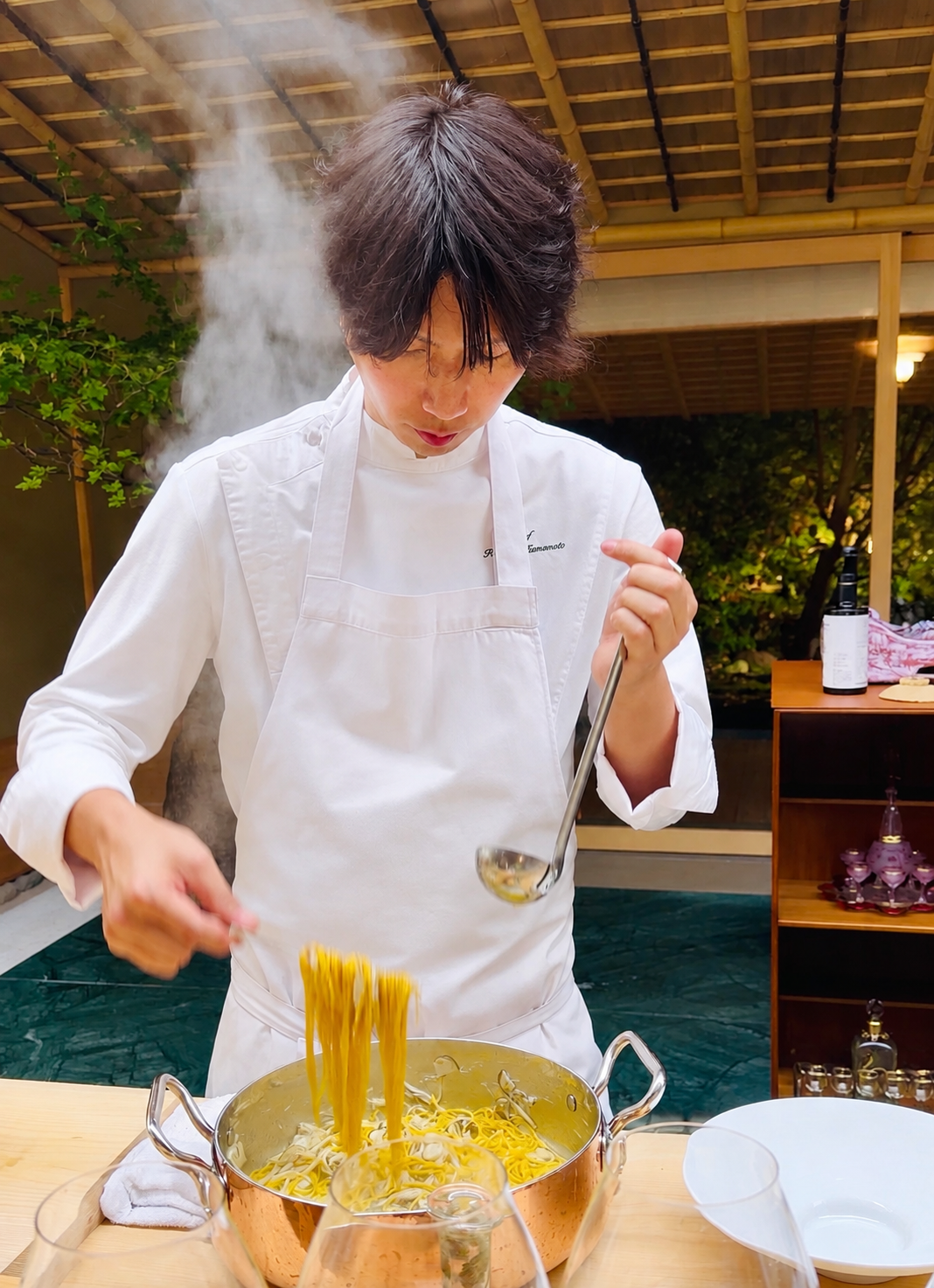 パスタを作る浜本拓晃シェフ