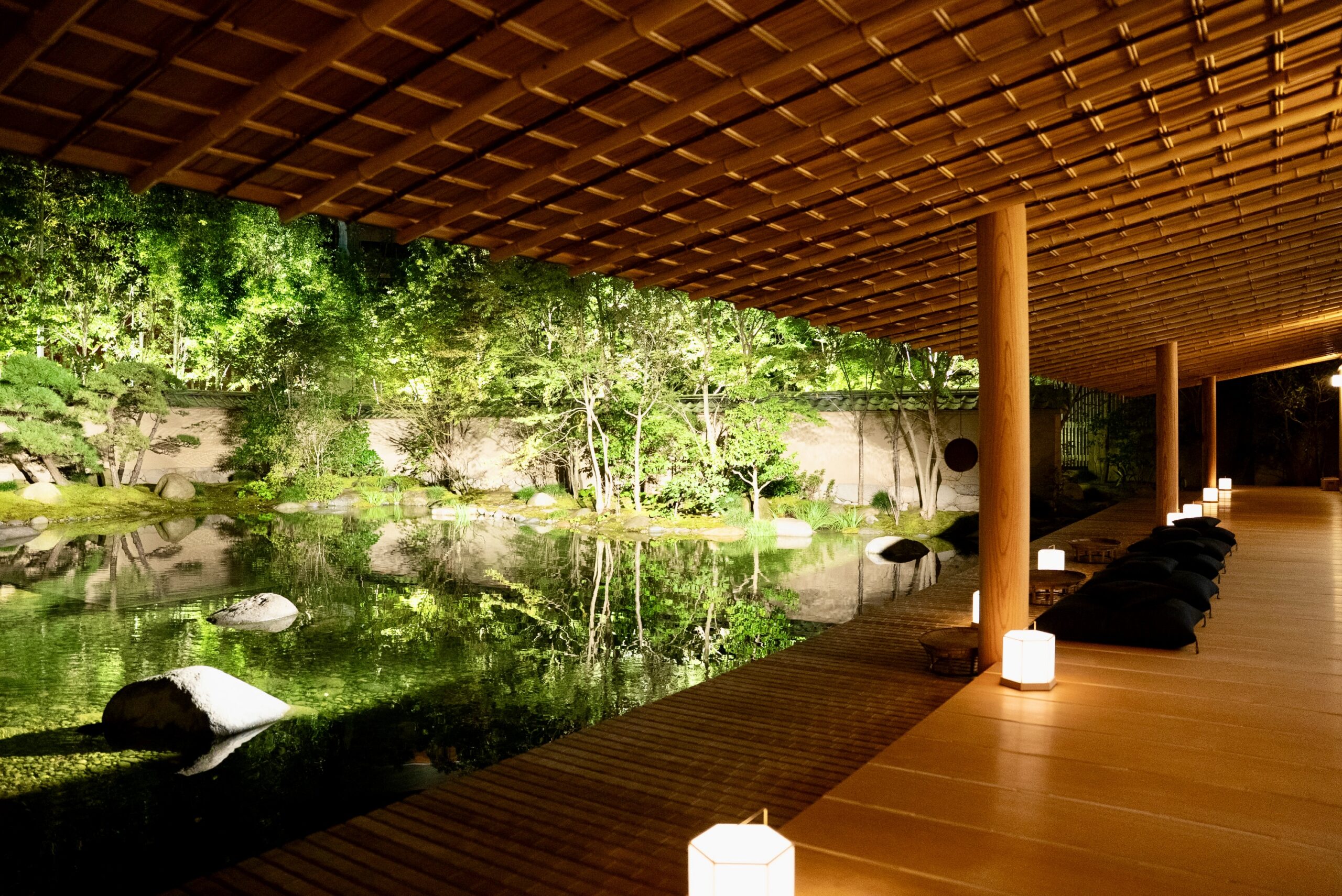 Cambio Corsaの夜の日本庭園