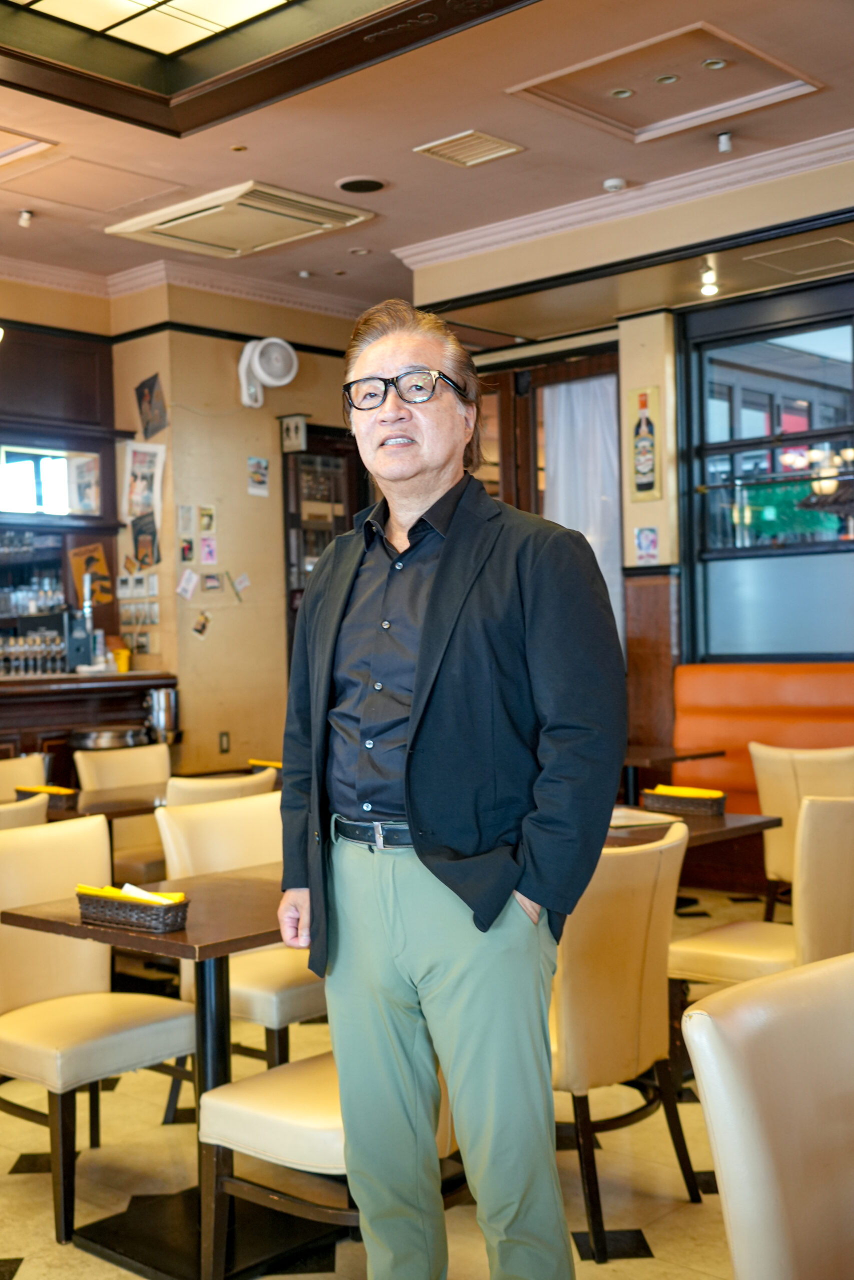 ブラッセリー・ヴァトゥ」店内の渡邉弘之社長