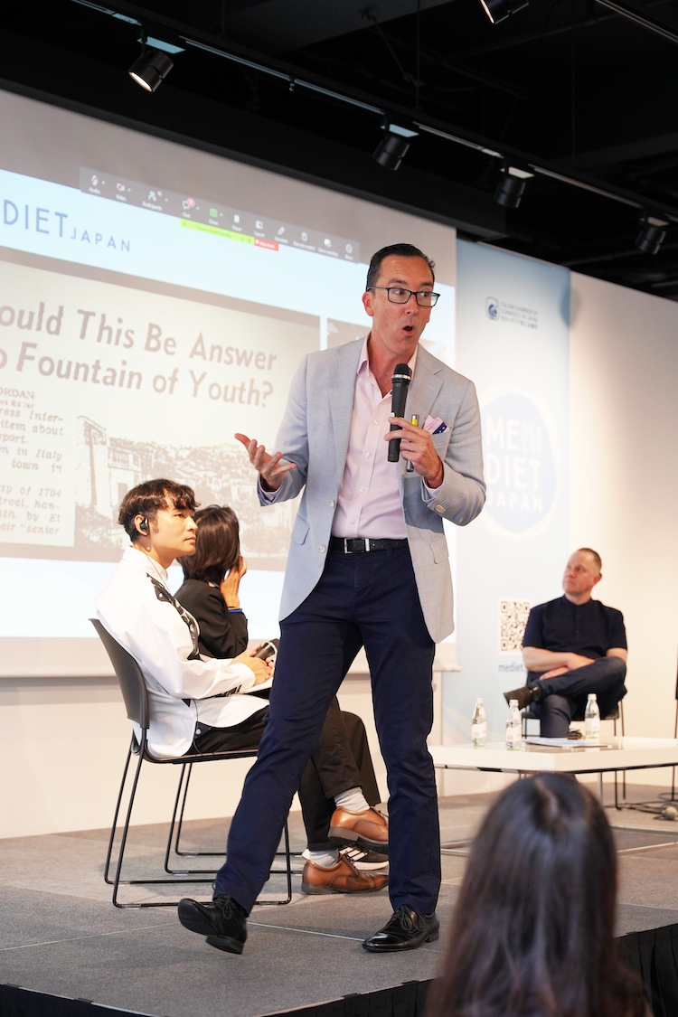 「Mediet Japan 2026」にて、歩きながらスピーチしたマーカス・ピアース氏