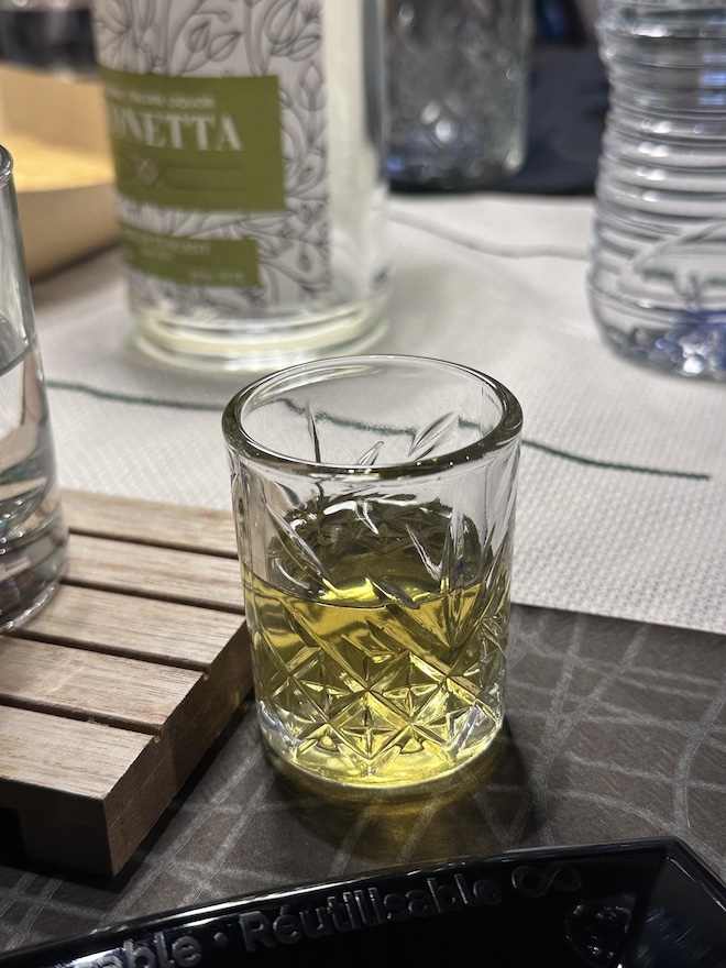 グラスに入ったリキュールLeonetta